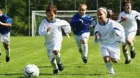 戴金链子烟不离手，导演新作复出不遂？清瘦形象引关注